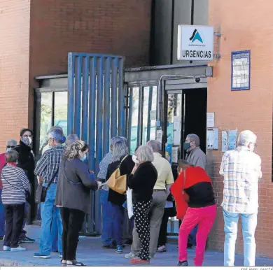  ?? JOSÉ ÁNGEL GARCÍA ?? Colas de personas a las puertas de un centro de salud de Sevila durante la pandemia de Covid.