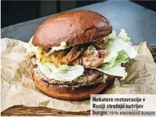  ?? FOTO: KRASNODAR BURGER ?? Nekatere restavraci­je v Rusiji strežejo nutrijev burger.