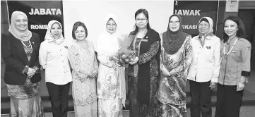  ??  ?? Fatimah (fourth left) presents a souvenir to Gloria.