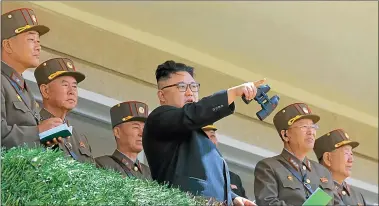  ?? FOTOS: AFP Y CEDOC PERFIL ?? PELIGROSID­AD. El dictador de Corea del Norte, Kim Jong-un, amenaza con apretar el botón nuclear.