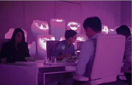  ?? — AFP ?? Setting the mood: Guests dining amid a sensory backdrop at Ultraviole­t in Shanghai.