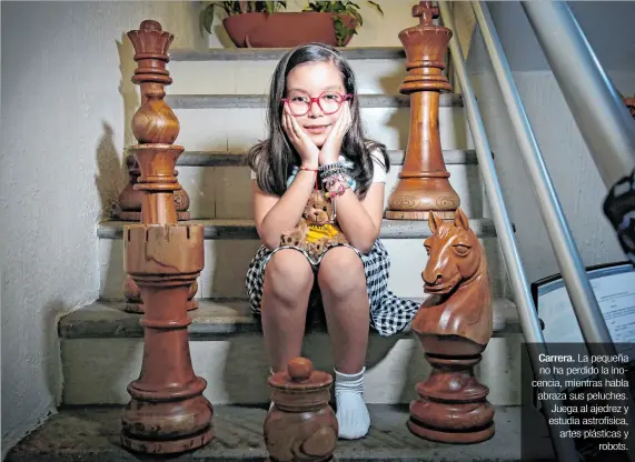  ?? FOTOS: FRANCISCO GUASCO / EFE ?? Carrera. La pequeña no ha perdido la inocencia, mientras habla abraza sus peluches. Juega al ajedrez y estudia astrofísic­a, artes plásticas y robots.