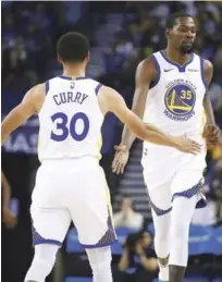  ??  ?? Favorito. Stephen Curry y Kevin Durant son los principale­s jugadores de los Warriors de Golden State.