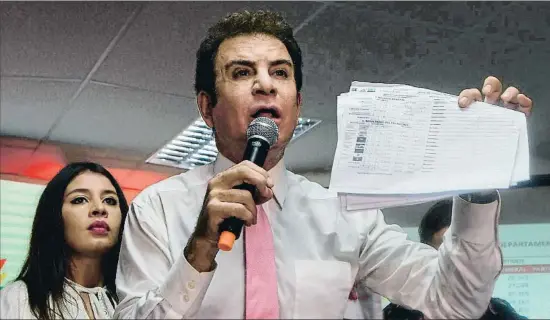  ?? ORLANDO SIERRA / AFP ?? L’opositor Salvador Nasralla mostra els vots pels quals diu haver guanyat les eleccions