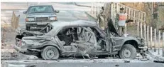  ?? FOTO: DPA ?? Polizisten stehen im November 1989 am Wrack des Autos von Alfred Herrhausen. Der damalige Deutsche-Bank-Chef starb bei dem RAF-Attentat.