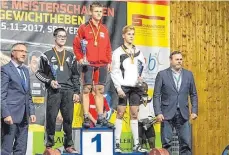  ?? FOTO: VEREIN ?? Nico Wonisch (M.) gewinnt in Speyer den deutschen Meistertit­el der Junioren bis 62 Kilogramm, Zweiter wird sein Hauptkonku­rrent Fritz Heyer (links, neben Wonisch).