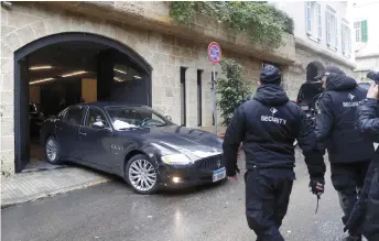  ?? — AFP photo ?? Security guards stand outside the house said to belong to Ghosn in the Lebanese capital Beirut as a car with an unidentifi­ed woman leaves the parking of the residence.