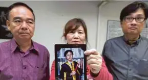  ?? PIC BY HAIRUL ANUAR RAHIM ?? Choong Yoke Chun (centre) showing a picture of her son Ho Zheng Han. With her are husband Ho Seng Yeow (left) and Johor MCA Government Coordinati­ng Affairs chairman Michael Tay Chee Boon.