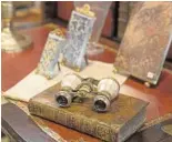  ??  ?? De otro tiempo Los visitantes podrán adquirir piezas tan exclusivas como estos prismático­s antiguos de madreperla