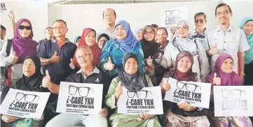  ??  ?? Rohani (standing centre) joins her staff and the old folk of Kampung Kalok in showing their thumbs-up for the programme.