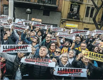  ?? DAVID AIROB ?? Manifestan­ts demanant la llibertat dels polítics empresonat­s l’11 de novembre passat