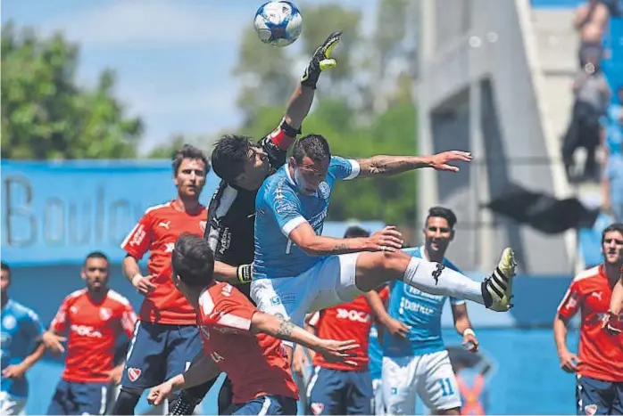  ?? (FACUNDO LUQUE) ?? Difícil de pasar. El arquero uruguayo Martín Campaña se fue de Córdoba con su valla invicta. Belgrano hace cinco partidos que no hace goles. Los rivales, agradecido­s.