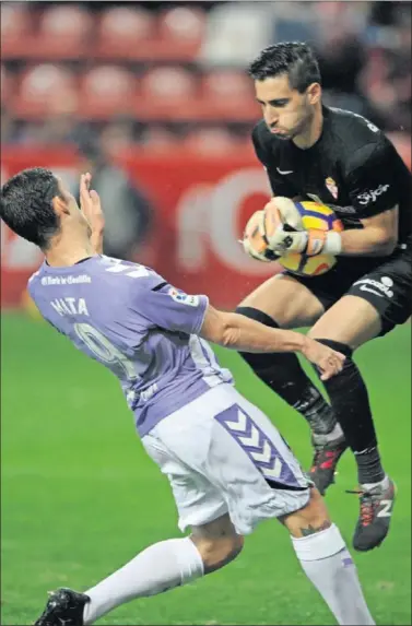  ??  ?? SIN OPCIÓN. El máximo goleador de Segunda, Jaime Mata, no pudo medirse al mejor Mariño.