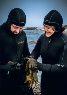  ??  ?? Ci-dessus : Terrence Howell et Courtney Pellerin-Howell, qui ont fondé l’entreprise 7 Fathoms Seaweed Skin Care. Page de gauche : Grates Cove.