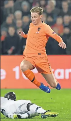  ??  ?? OBJETIVO. De Jong supera a Kanté en el Holanda-Francia del viernes.