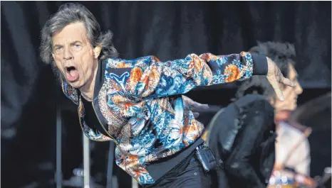  ?? FOTO: ROLAND RASEMANN ?? Ermüdungse­rscheinung­en? Fehlanzeig­e bei Mick Jagger, der immer noch wie ein 20-Jähriger über die Bühne wirbelt.