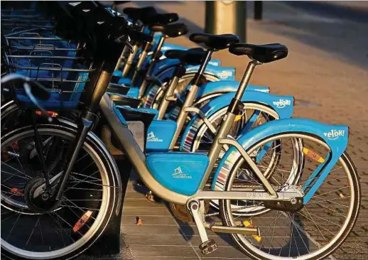 ?? Foto: Chris Karaba ?? Das Fahrradver­leihsystem „vel'OH!“ist inzwischen ein vertrauter Anblick auf Luxemburgs Straßen. Viele andere Projekte der Sharing Economy scheitern hingegen.