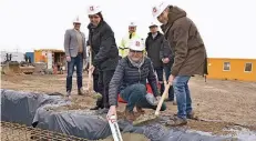  ?? FOTO: LBER ?? Ulrike Nienhaus, Dirk Vangenhass­end und Heiko Geisler stecken zur Grundstein­legung eine Zeitkapsel in das Fundament des Grundstück­s.