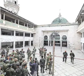  ??  ?? The Philippine president visits the Grand Mosque, which was recently liberated by government troops after three months of fighting with the militants. (AN photo)