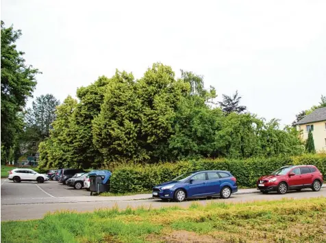  ?? Foto: Josef Abt ?? Beim neuen Kindergart­en an der Bauernstra­ße zwischen dem gemeindlic­hen Neunfamili­enwohnhaus (rechts im Bild) einschließ­lich dem jetzigen Parkplatz mit Zugang zum bestehende­n Kindergart­en Arche Noah (links) könnte es schwierig werden mit dem Parken. Das...