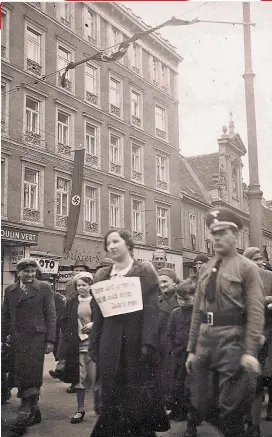  ??  ?? Boykott-„Brecherin“mit Schrifttaf­el „Dumm und gemein kauf ich noch beim Juden ein“im Oktober 1938, Wien, Taborstraß­e (Frauennach­lässe, Edith Saurer, IfG, Universitä­t Wien).