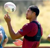  ?? GETTY IMAGES ?? Salesi Rayasi has some balls in the air as he decides between the Hurricanes and their Super Rugby campaign or chasing a possible Olympic Games gold medal, below, in Tokyo with the New Zealand sevens team.