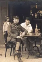  ??  ?? Soldat à la terrasse d’un café, en 1914.
