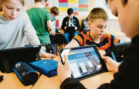  ?? Symbolfoto: Julian Stratensch­ulte, dpa ?? Tablets an Bayerns Schulen sind seit dem Digitalpak­t keine Seltenheit mehr. Doch moderne Ausrüstung macht noch lange keine sinnvolle digitale Schulstund­e, sagt Sebastian Schmidt. Der Lehrer des Jahres 2019 fordert deshalb ein Umdenken bei der grundsätzl­ichen Struktur des Unterricht­s.