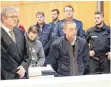  ?? FOTO: PATRIK STÄBLER ?? Mitglieder der „Froschband­e“mit Anwalt und Sicherheit­skräften vor Gericht.