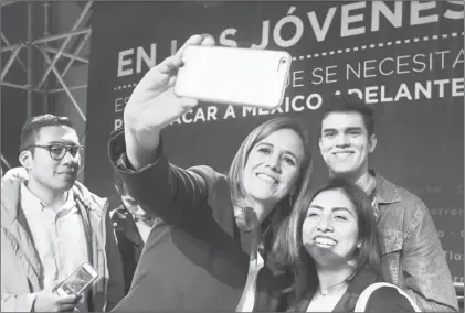  ?? García Ortiz Foto Roberto ?? Margarita Zavala Gómez del Campo convive con jóvenes panistas tras un encuentro partidista ayer