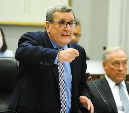  ?? PHOTO JEAN-FRANÇOIS DESGAGNÉS ?? Le maire de Québec, Régis Labeaume, a soutenu hier qu’il se portera à la défense des citoyens qui subiront des dommages et qui voudront être remboursés par Ottawa.