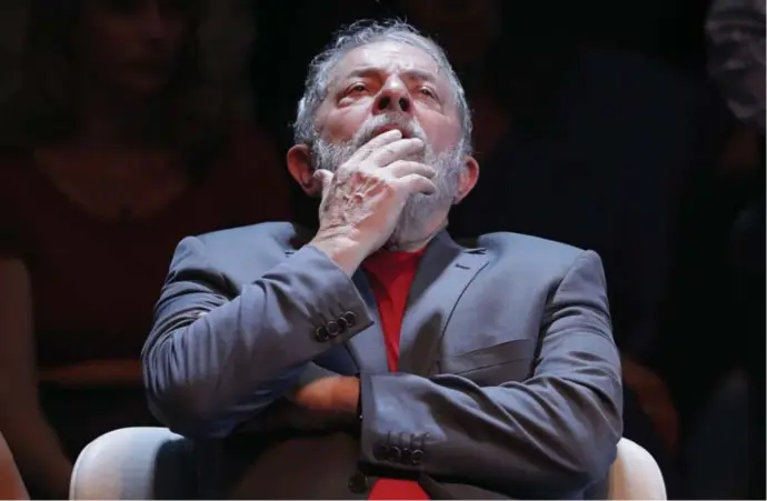  ?? © Antonio Lacerda/epaefe ?? Lula is veroordeel­d tot 12,5 jaar cel voor witwassen en corruptie.