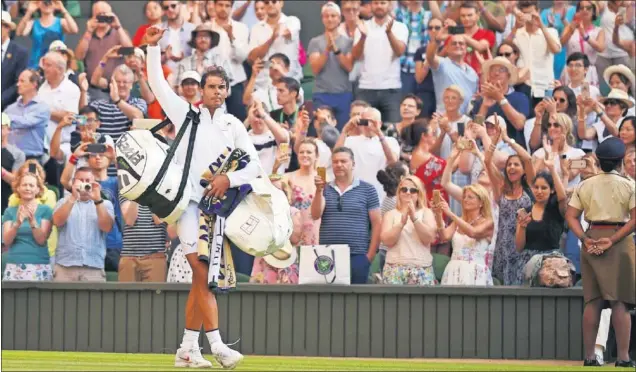  ??  ?? VICTORIOSO. Rafa Nadal se despide del público de la pista central de Wimbledon tras ganar en octavos a Jiri Vesely y clasificar­se de nuevo para los cuartos de final.