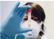  ?? FOTO: HANS KLAUS TECHT/DPA ?? In deutschen Laboren wurden vergangene Woche 425 000 Corona-Tests ausgewerte­t. Mehr als doppelt so viele sind möglich.