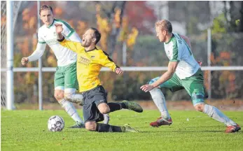  ?? FOTO: THOMAS WARNACK ?? Die Kißlegger Jörg Weiland (links) und Philipp Nadig (rechts) gegen Mengens Patrick Klotz.