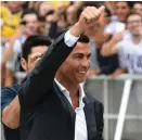  ?? FOTO: MIGUEL MEDINA / AFP / LEHTIKUVA ?? Cristiano Ronaldo presentera­des officiellt som Juventussp­elare i går i Turin.