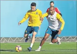  ??  ?? PREPARADO. Álex López conduce el balón junto a Naldo Gomes.