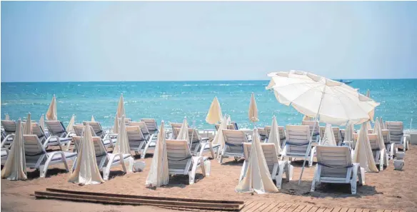  ?? FOTO: DPA ?? Stillleben in der Touristenh­ochburg: Die Liegen am Lara-Strand im Südosten von Antalya bleiben in dieser Saison teilweise unbesetzt.