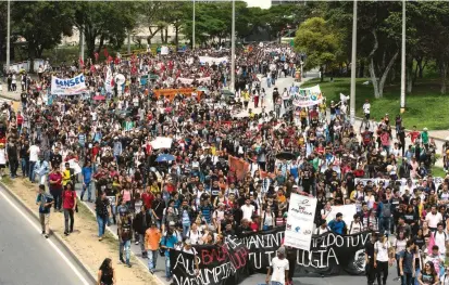  ?? FOTO EDWIN BUSTAMANTE ?? En Medellín hubo disturbios y en Bogotá también se vieron enfrentami­entos con la policía, aunque no de la dimensión de los desmanes de hace dos semanas.