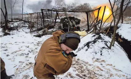  ?? ?? Soldados ucranianos disparan un obús contra posiciones rusas desde la región de Donbas, donde rusos golpearon la línea del frente en el sur y el este de Ucrania con ataques de artillería