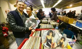  ?? (Photo Sébastien Botella) ?? Chiner pour découvrir la perle rare en vinyle cet après-midi à la salle du -Mai.