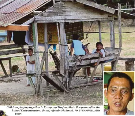  ?? PIX BY KHAIRULL AZRY BIDIN ?? Children playing together in Kampung Tanjung Batu five years after the Lahad Datu intrusion. (Inset) Ajmain Mahmud.