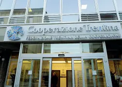  ??  ?? Via Segantini La facciata della Federazion­e trentina della cooperazio­ne