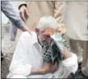  ??  ?? TUGA Pakistanac Mohammad Aslam oplakuje svojega sina, vojnika Taimoora
