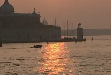  ??  ?? Venezia Un’immagine della laguna, dove avvenivano gli scambi di droga organizzat­i dai fratelli tunisini sul barchino per i turisti