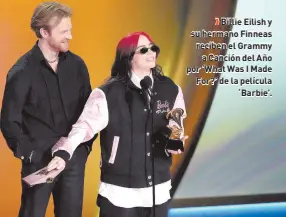  ?? ?? Billie Eilish y su hermano Finneas reciben el Grammy a Canción del Año por ‘What Was I Made For?’ de la película ‘Barbie’.