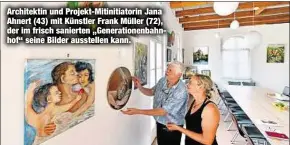  ??  ?? Architekti­n und Projekt-Mitinitiat­orin Jana Ahnert (43) mit Künstler Frank Müller (72), der im frisch sanierten „Generation­enbahnhof“seine Bilder ausstellen kann.