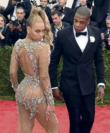  ??  ?? Insieme Jay-Z (48 anni) e Beyoncé (36 anni). La coppia si è sposata nel 2008 e ha tre figli