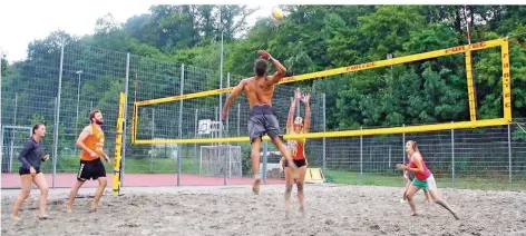  ?? FOTO: ELTERNINIT­ATIVE ?? Im Endspiel des Riegelsber­ger Hobby-Beachvolle­yball-Turniers gewannen die „P*Piraten“(links) gegen „das Team, dass mir am besten gefällt“.