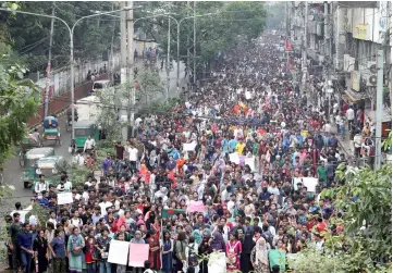  ??  ?? Thousands of students join in a protest over recent traffic accidents that killed a boy and a girl, in Dhaka. — Reuters photo